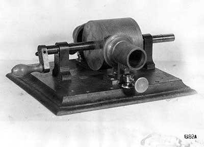 1877年爱迪生发明的留声机