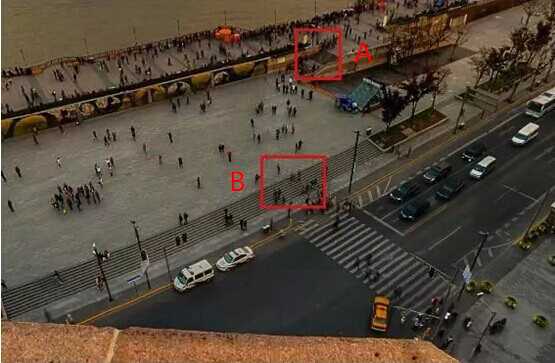 第一次踩踏事发地点A为陈毅广场通往外滩观景平台的阶梯，第二次事发地点B是一个丁字路口，皆易形成人流对冲