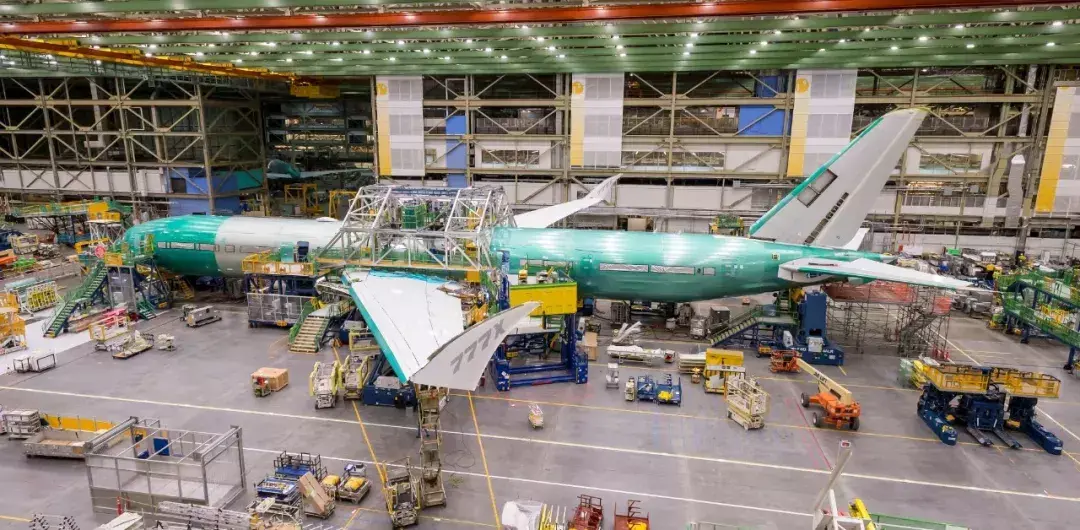 话宇专栏丨波音完成首架 777X 组装，配有世界上最大客机引擎