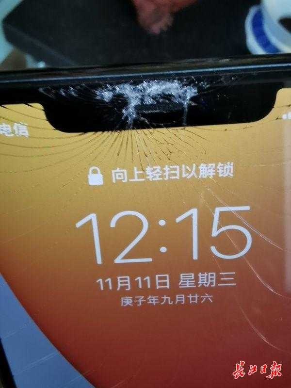 服务员把手机摔坏了_服务员不小心把顾客手机摔碎