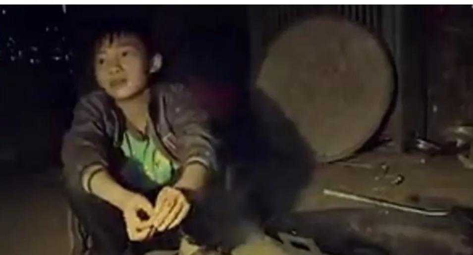 云南8岁男孩以牧为生。7年后收到了300万捐款，亲戚都来，抢人