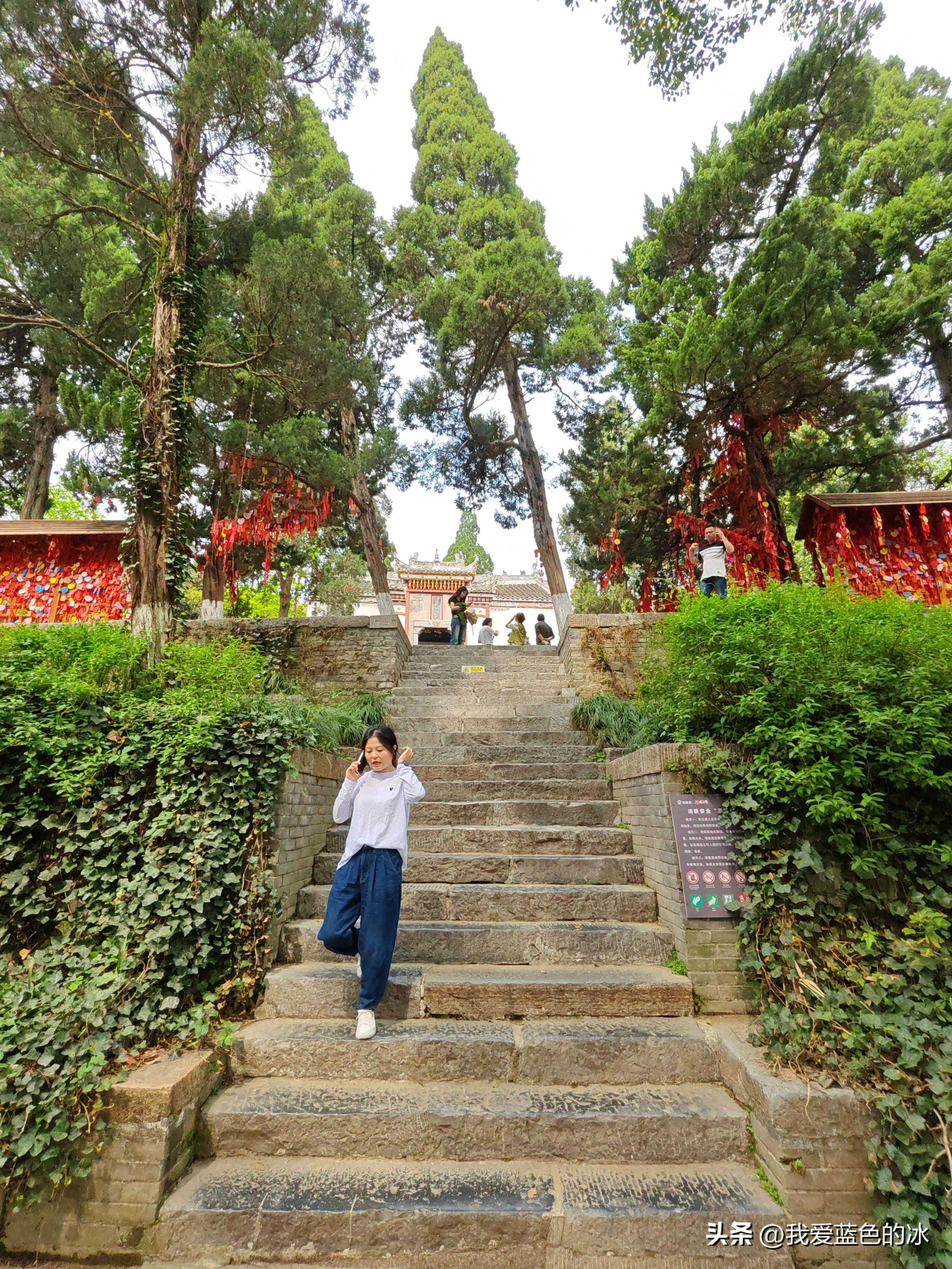 参观古隆中景区，最想弄清的是当年诸葛亮隐居地到底在哪里呢