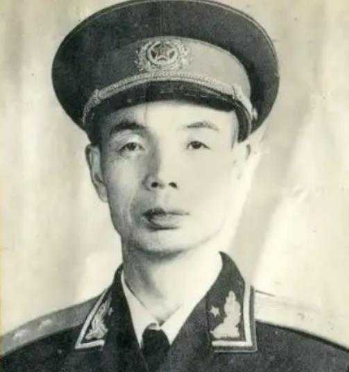 1949年初他还是旅长，6年后他却超越一群师长们，被授予中将军衔