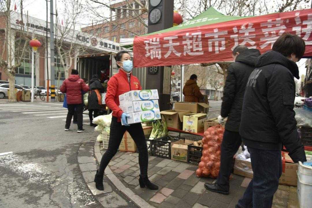 「战疫情」超市工作人员的一天