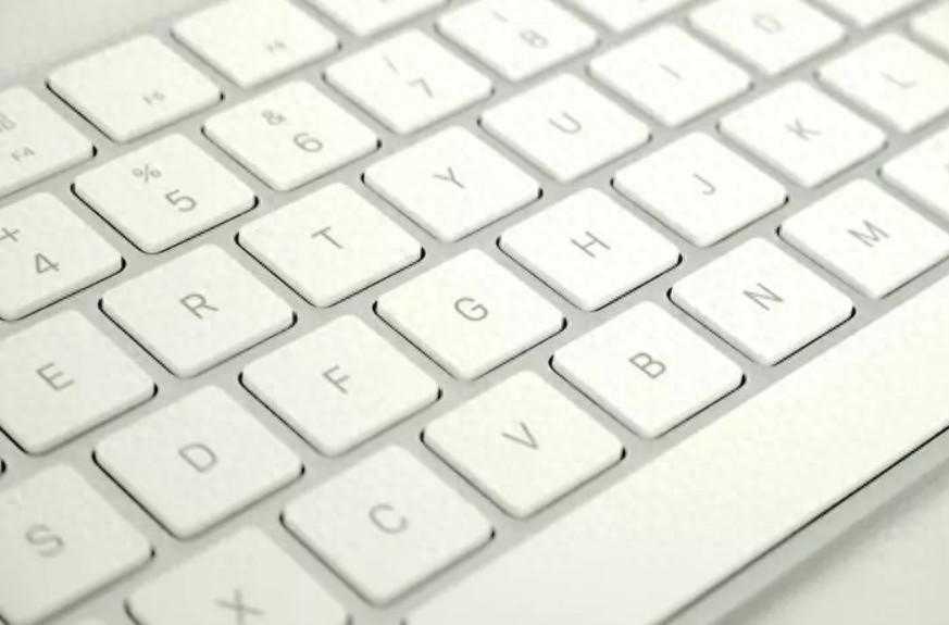 QWERTY之谜：键盘上的字母乱序排列，其实是希望你打字慢一点？