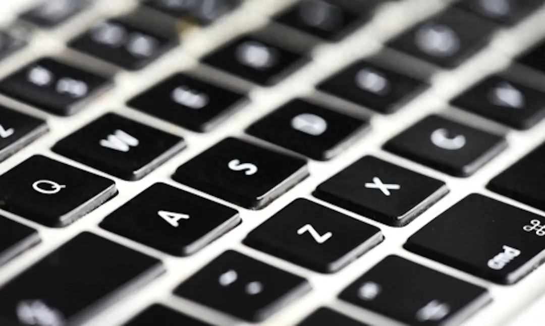 QWERTY之謎：鍵盤上的字母亂序排列，其實是希望你打字慢一點？